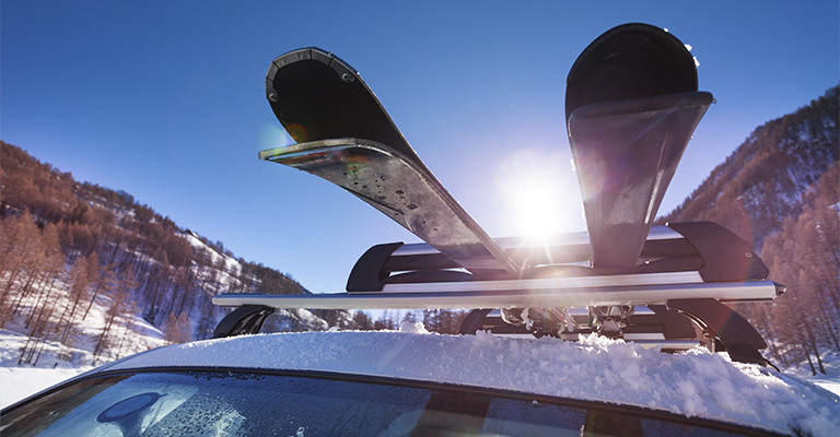 Narty zamocowane na dachu samochodu