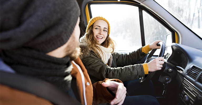 Para w samochodzie, kobieta za kierownicą