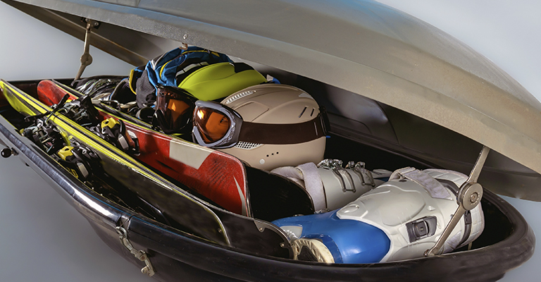 Sprzęt narciarski spakowany do bagażnika dachowego