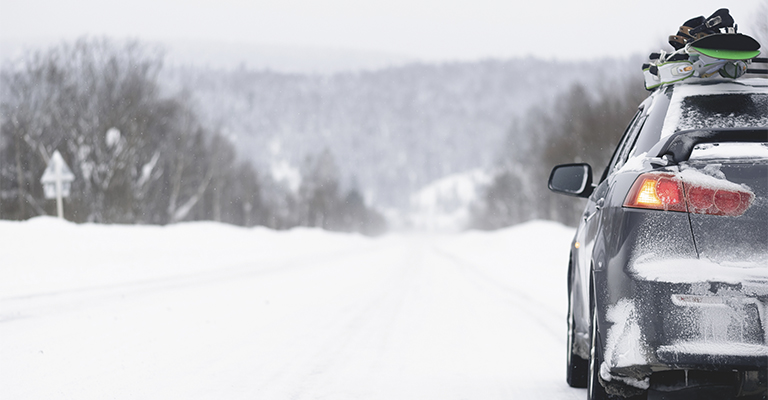 Samoch&oacute;d na w pełni ośnieżonej drodze