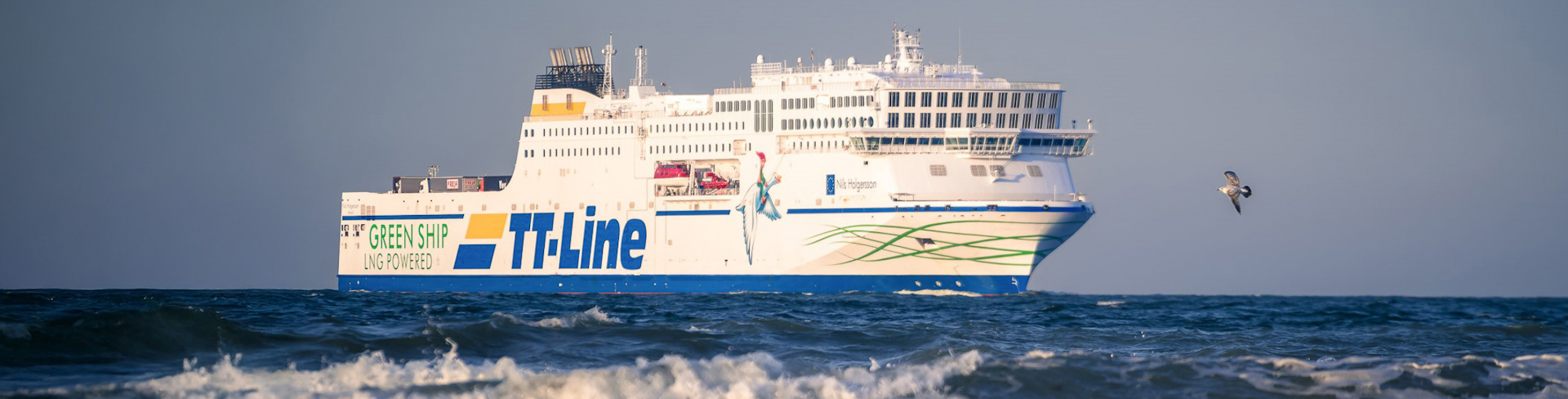 Паром TT-Line солнечным утром на море