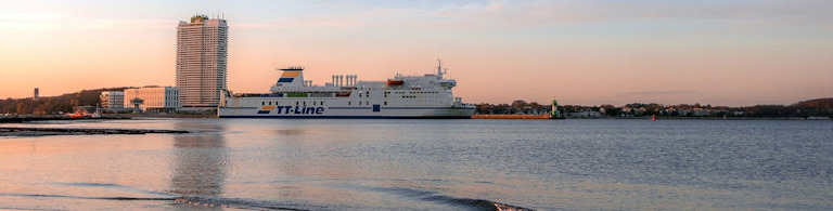 TT-Line-färjan Akka på havet nära kusten under blå himmel.