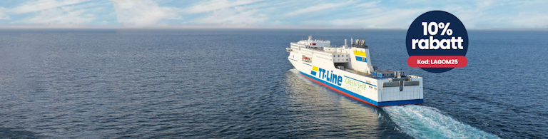 TT-Line-färjan Akka på havet nära kusten under blå himmel.