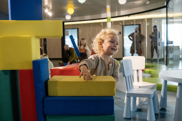 Enfant à bord d'un ferry TT-Line