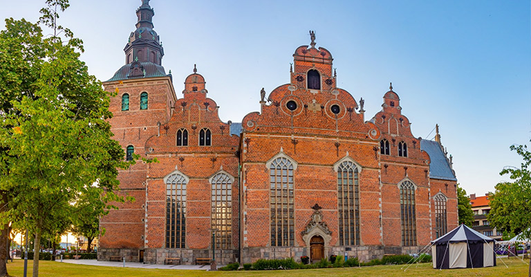 Kościół św. Trójcy naprzeciw dworca kolejowego