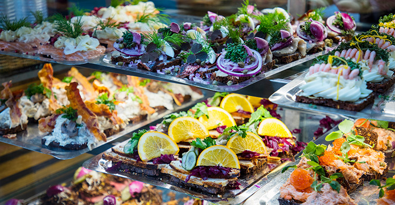 Otwarte kanapki smørrebrød na wystawie w Kopenhadze. Tradycyjne duńskie jedzenie.