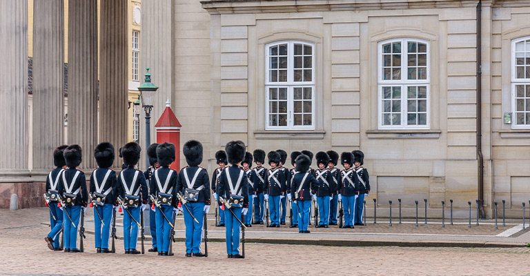 Gwardia Królewska Amalienborg w Kopenhadze podczas zmiany warty. Atrakcje kulturalne Kopenhagi.