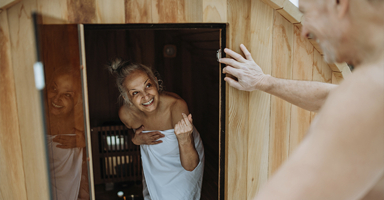 Kobieta zapraszająca mężczyznę do sauny