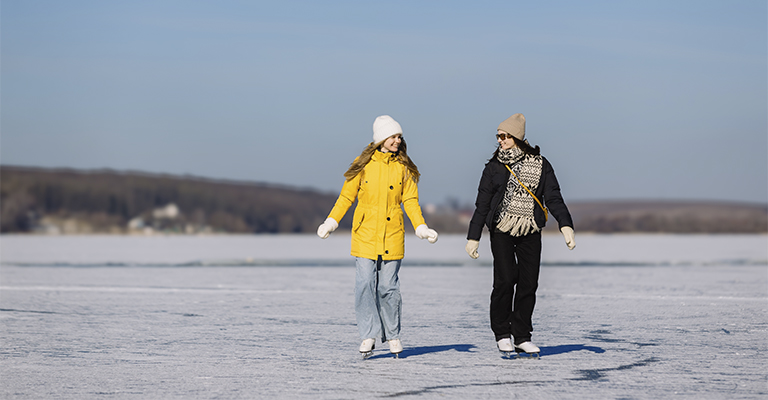Mama z c&oacute;rką w zimowym otoczeniu