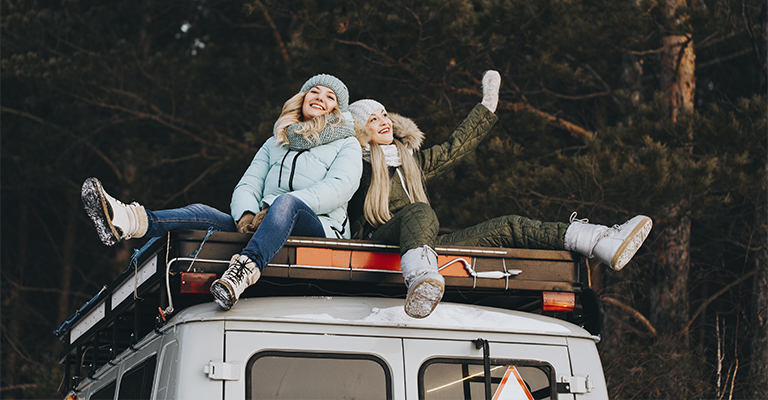 Mama z c&oacute;rką na dachu kampera