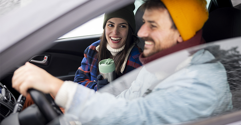 Para podr&oacute;żująca samochodem