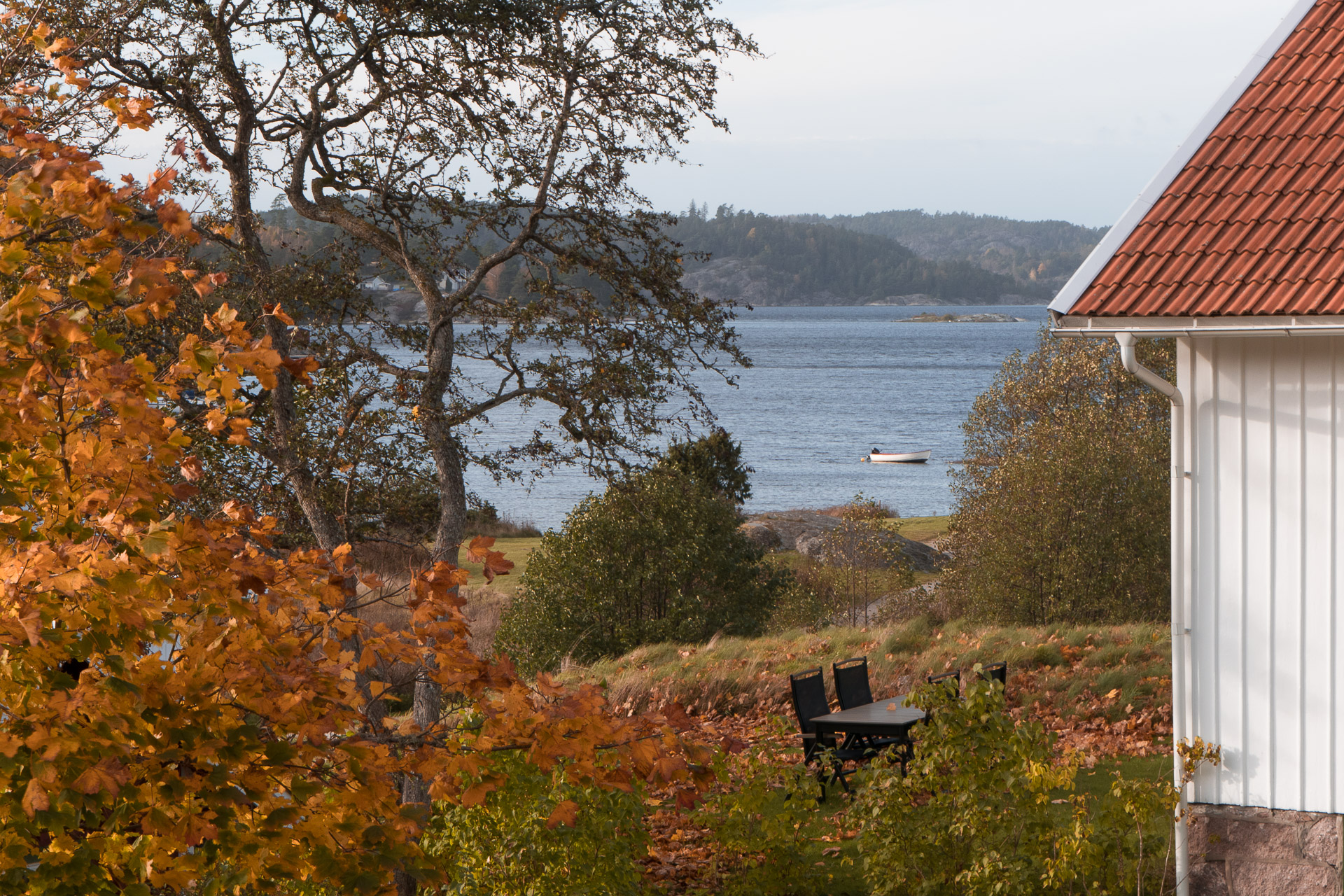 Haus am See im Herbst 