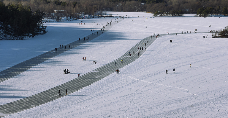 Panorama toru lodowego do jazdy na łyżwach