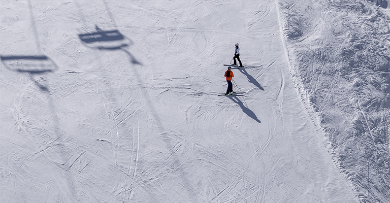 Ludzie zjeżdzający na nartach ze stoku