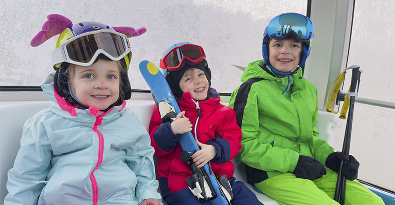 Dzieci jadące na stok