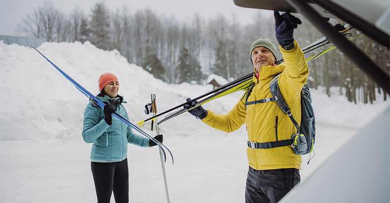 Para przygotowująca się do jazdy na nartach
