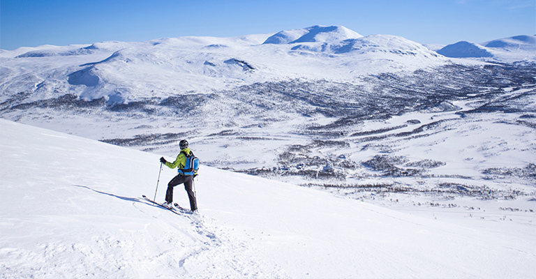 Narciarz biegowy na tle g&oacute;r