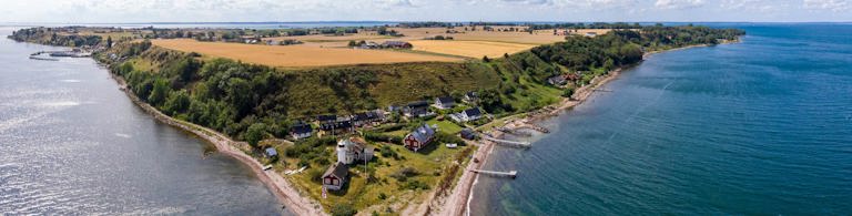 Malowniczy półwysep lub wybrzeże Szwecji z lotu ptaka – nadmorska miejscowość i plaże