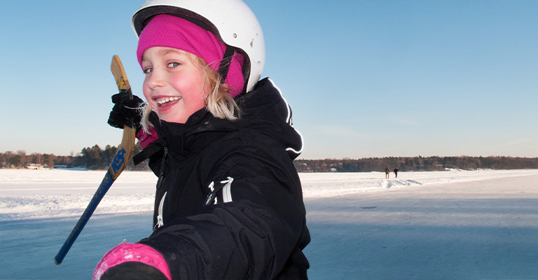 Szczęśliwa dziewczynka nad jeziorem