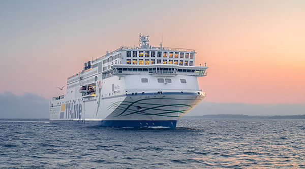 TT-Lines färja i soluppgång ute till havs
