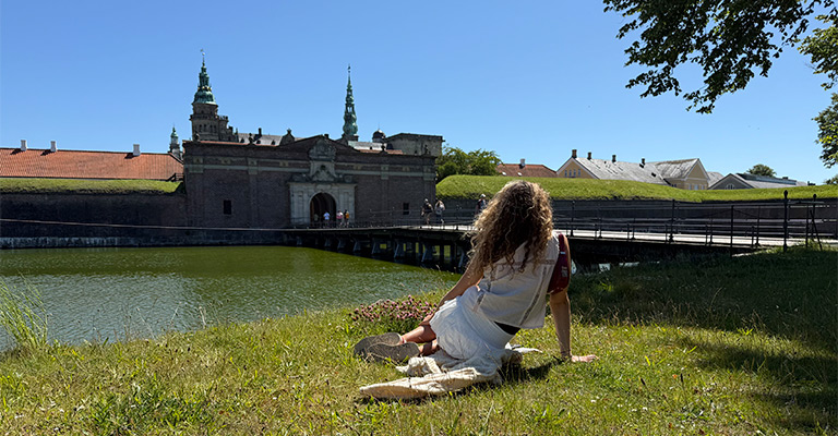 Dziewczyna patrząca na bramę Kronborg