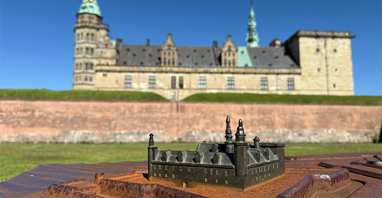 Kronborg - makieta z zamkiem w tle