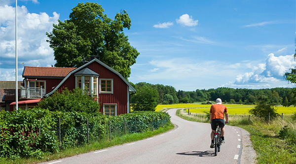 Cyclistes en Suède au printemps