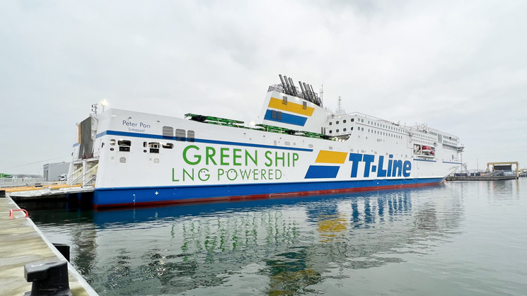 DE-Green Ship-Übergabe-745x419.jpg