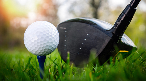 Golfball mit Golfschläger