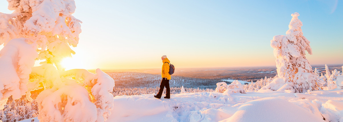 Aussicht auf ein schneebedecktes Tal in Schweden
