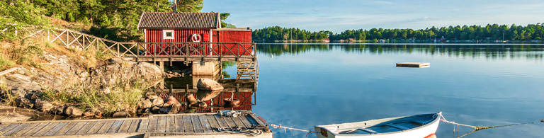 rotes Häuschen am See Schweden