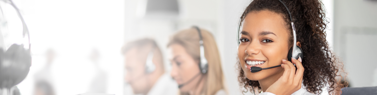 Frau im Call center kontakt