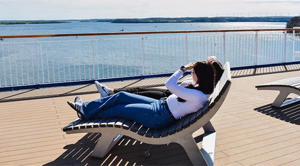 Zwei Frauen auf einer Liege auf dem Sonnendeck eines Green Ships von TT-Line
