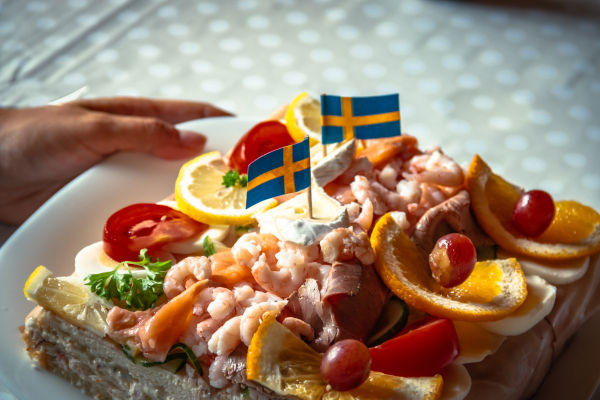 Smakfestival. Ein typisch belegtes schwedisches Krabbenbrot mit schwedischen Fähnchen drauf.