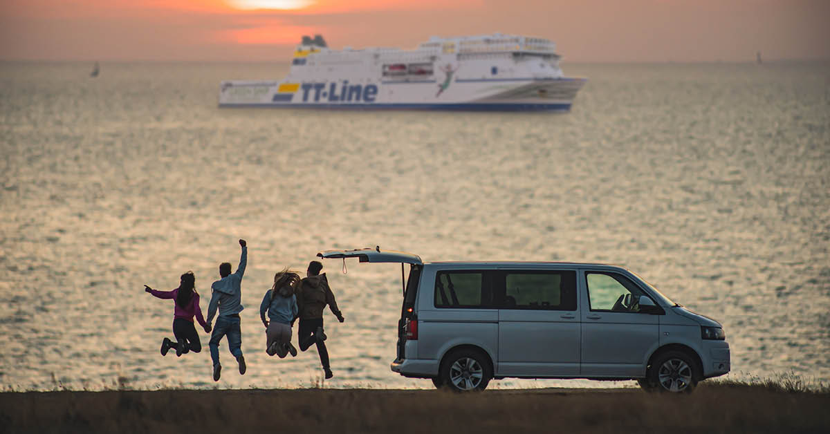 Camper mit Menschen vor der Nils Holgersson Fähre