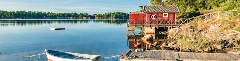 Rotes Schwedenhäuschen mit Steg