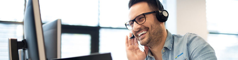 EN-corporate-clients-smiling-man-with-headset