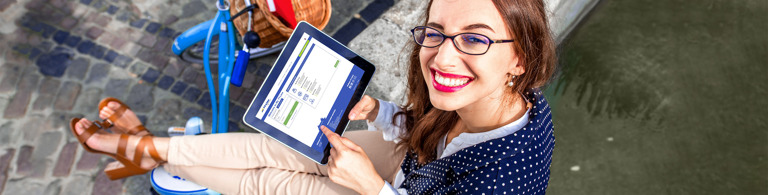 Online-Check-in-smiling-woman-with-tablet
