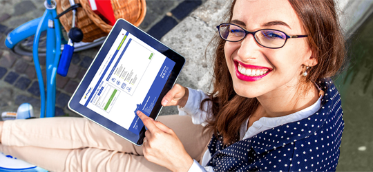 Timetable-to-Germany-smiling-woman-with-tablet