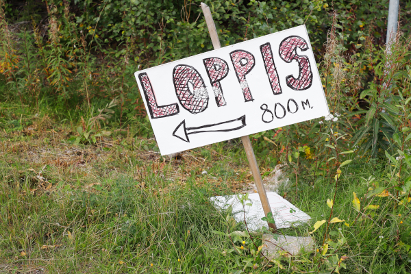 Schild welches mit einem Pfeil zeigt wo es zum Loppis geht. 