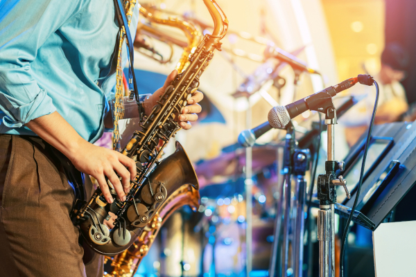 Jazz Spieler steht auf der Bühne und spielt auf dem Stockholm Jazz Festival.