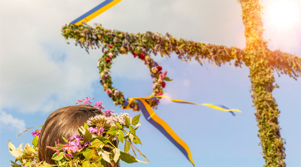 Kobiety w tradycyjnych wiankach z kwiatów (midsommarkrans) na głowach podczas świętowania Midsummer w Szwecji