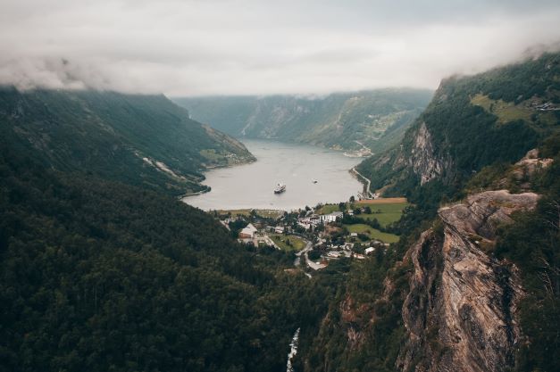 Geirangerfjorden, kelione i Norvegija - TT-Line keltai.jpg