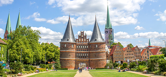 SE-group-christmasmarket-luebeck-happy-couple-540x250.png