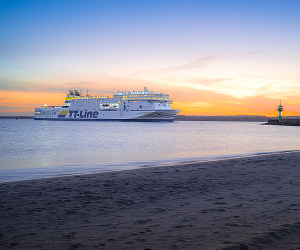 färja i solnedgång