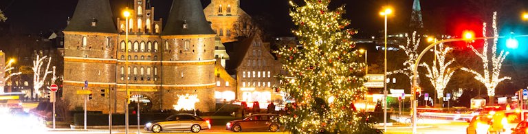 Holstentor och julgran i Lübeck – julresa med hotellpaket till Travemünde och julmarknad.