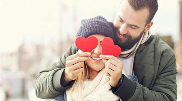 PAr med hjärtan för ögonen