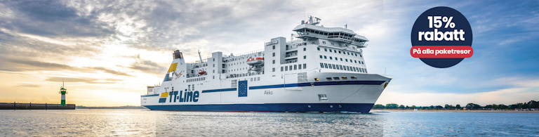 TT-Line-färjan Akka på havet nära kusten under blå himmel.