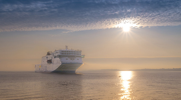 färja i solnedgång