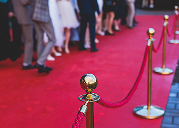 Fötter på en röd matta